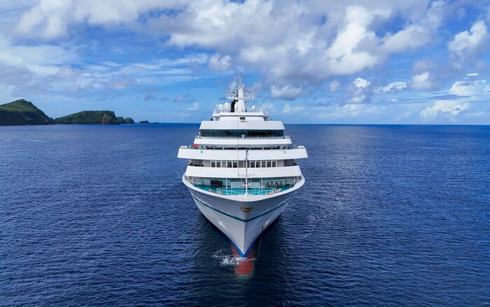 MS Amadea vor Bequia