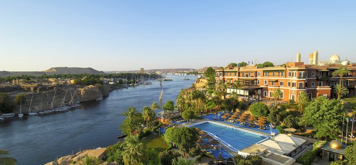 Blick auf das Old Cataract Hotel am Nilufer in Ägypten