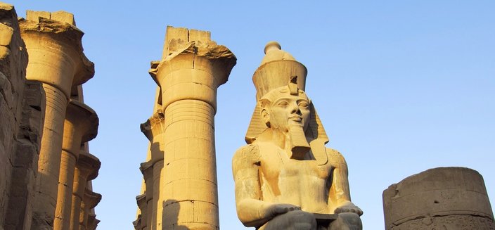 Ramses II. Statue vor dem Luxor-Tempel in Ägypten