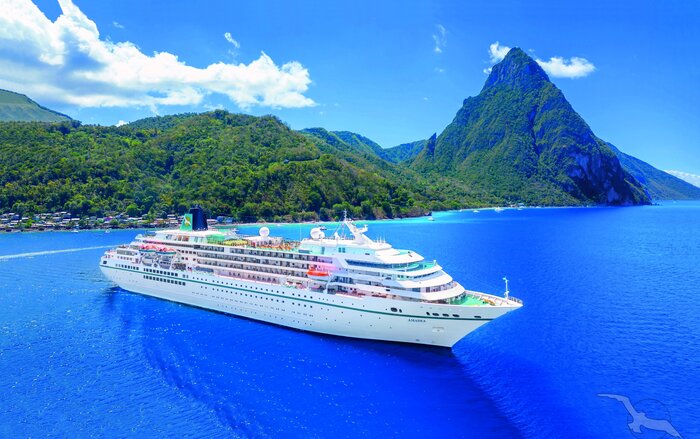 MS Amadea vor St. Lucia