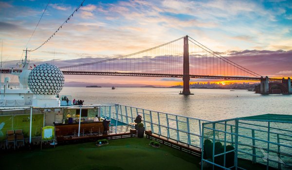 Blick vom Golfgarten auf die Golden Gate Bridge in San Francisco, USA