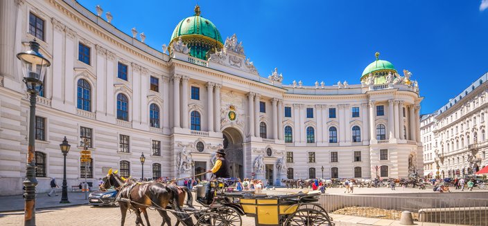 Prinzessin Isabella -Alte Hofburg und Fiaker in Wien, Österreich