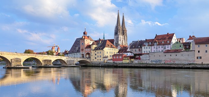 Rhein Prinzessin -Dom von Regensburg spiegelt sich im Wasser der Donau, Deutschland