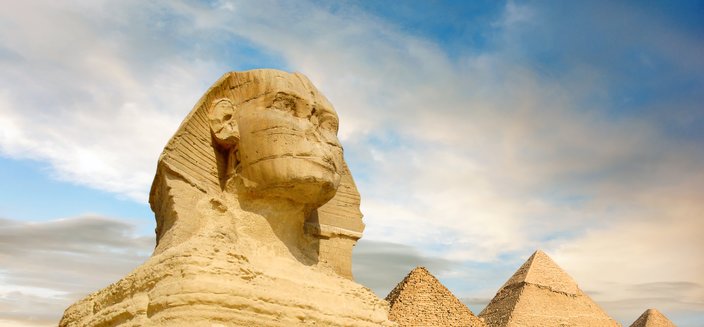 Große Sphinx von Gizeh vor den Pyramiden von Gizeh in Ägypten