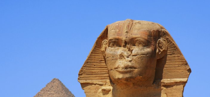 Sphinx Statue vor einer Pyramide in Ägypten