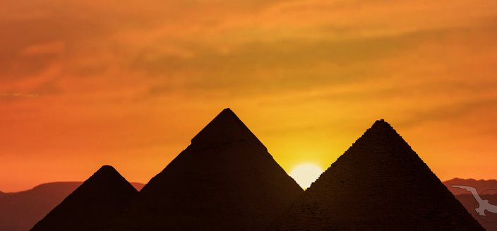 Pyramiden von Gizeh im Sonnenuntergang
