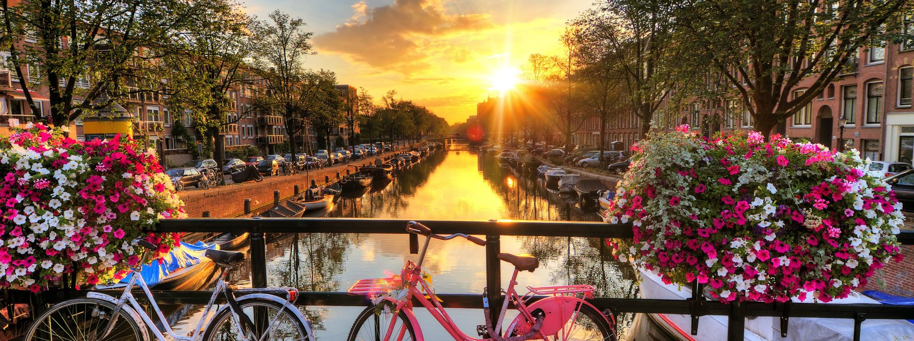 Sonnenuntergang in einer Gracht von Amsterdam, Niederlande