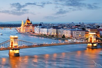 Kettenbr&uuml;cke in Budapest &uuml;ber die Donau bei Nacht, Ungarn