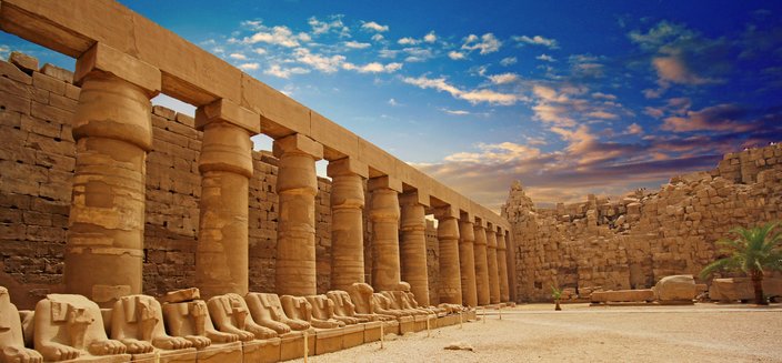 Ruinen vom Obelisk Tempel während des Sonnenuntergangs in Luxor, Ägypten