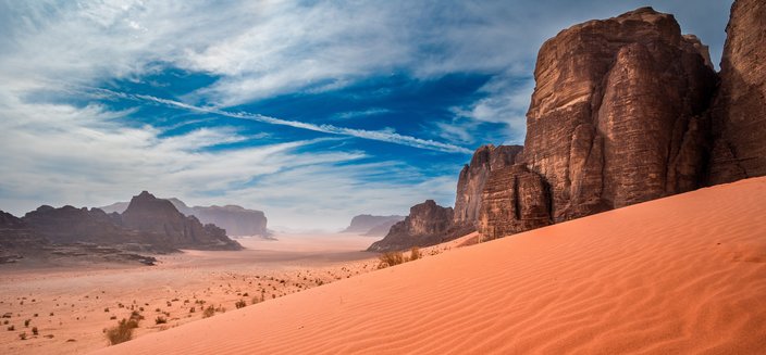 Geschütze Wüstenwildnis Wadi Rum mit den beeindruckenden Sandsteinbergen, Jordanien