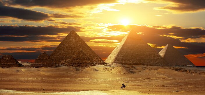 Pyramiden von Gizeh vor der untergehenden Sonne in Ägypten