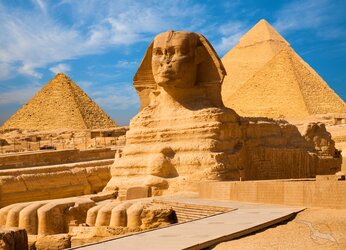 Sphinx Statue vor den Pyramiden von Gizeh in &Auml;gypten