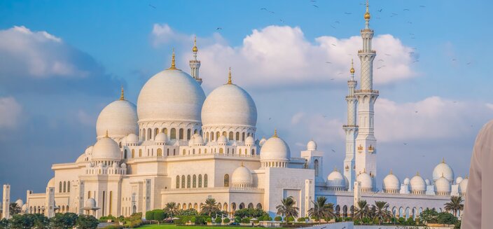 Mann bestaunt die Scheich Zayid Moschee in Abu Dhabi, V. A. Emirate