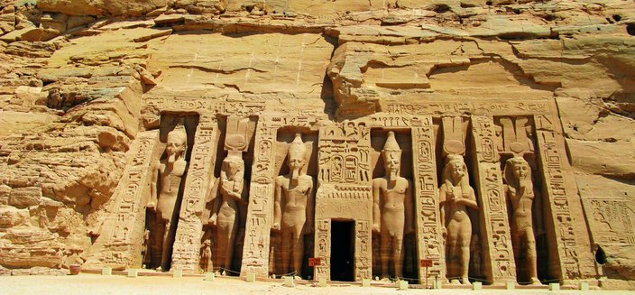 Eingang des "Kleinen Tempels" von Abu Simbel in Ägypten