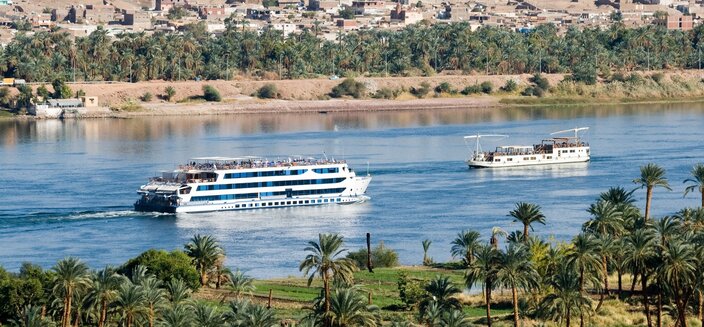 Schiffe auf dem Nil in Ägypten vor Nillandschaft