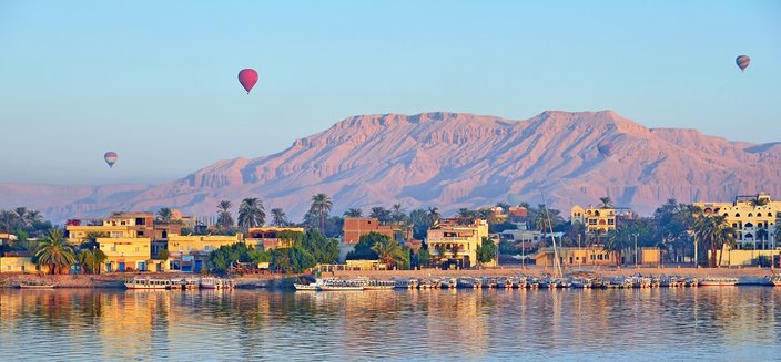 Blick vom anderen Nilufer auf Luxor und das Gebirge in Ägypten
