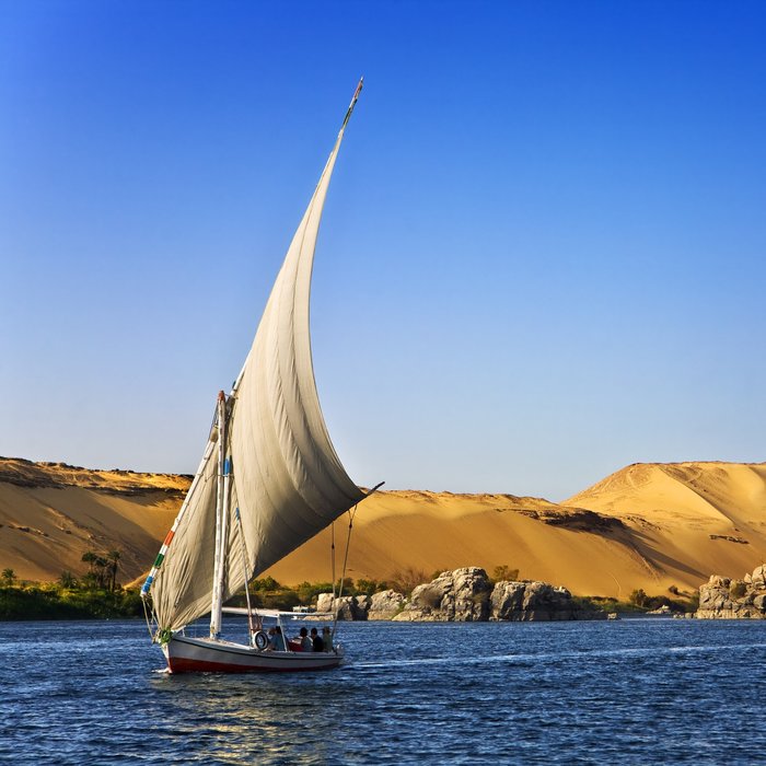 2 Feluken auf dem Nil vor Nillandschaft in Ägypten